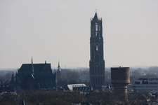 818249 Gezicht op de Domtoren en Domkerk te Utrecht, vanaf het kantoorgebouw van de Belastingdienst (Gerbrandystraat ...
